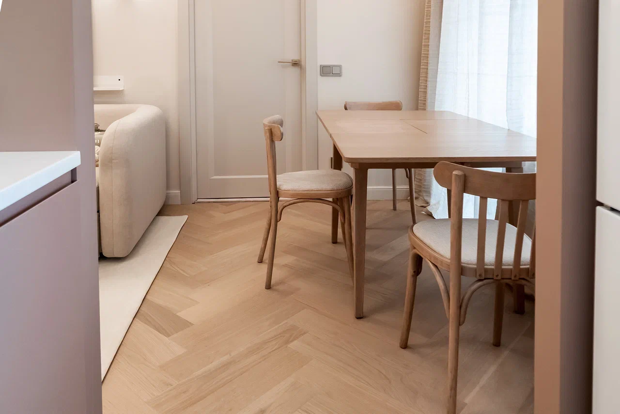 Композитная паркетная доска Quartz Parquet Елка Дуб испанский 33-404 венгерская елка 635×127×5 фото в интерьере Композитная паркетная доска Quartz Parquet Елка Дуб испанский 33-404 венгерская елка 635×127×5 фото в интерьере